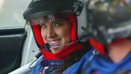   Cambió el casco por una corona: La piloto chilena de Rally que busca coronarse Mrs. Mundo 