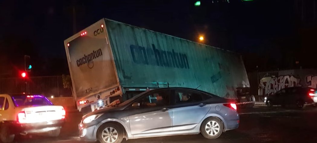 Camión bloqueó importante vía de Conchalí por desperfecto mecánico