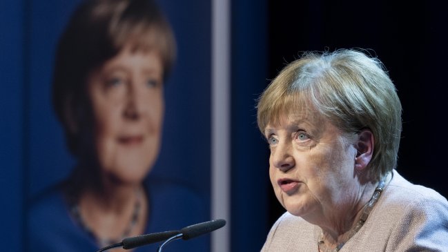 Merkel critica a líder conservador alemán por tolerar apoyo de la ultraderechista AfD