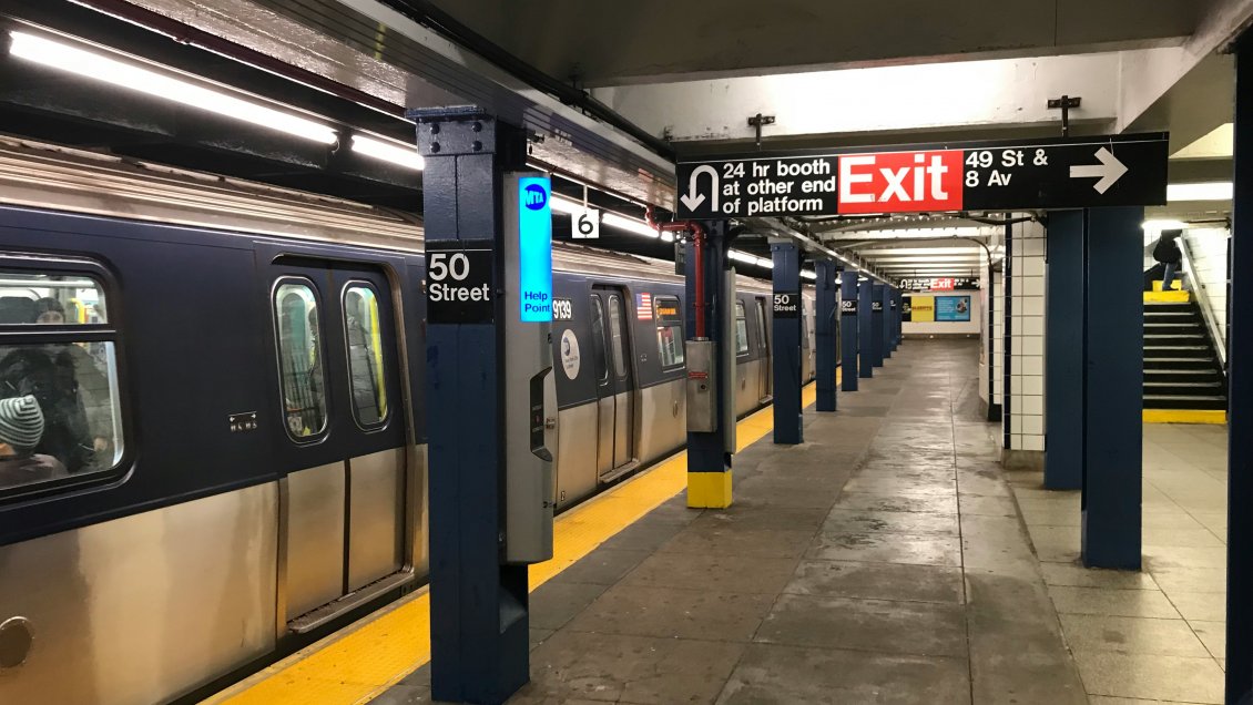 Policía de Nueva York crea unidad para castigar a quienes orinan o mendigan en el metro