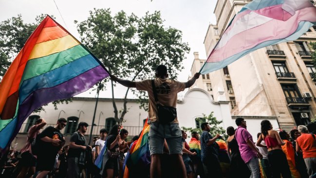 Chile y otros países se suman a marcha LGBTI+ y antifascista contra Milei