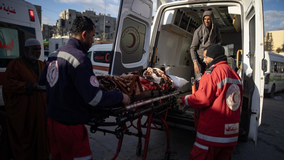 Egipto recibe al primer grupo de heridos y enfermos desde Gaza a través del paso de Rafah