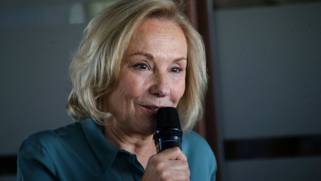 Cecilia Morel y estatua de Piñera: 