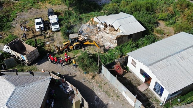 Talagante: Demuelen 18 viviendas irregulares construidas en el borde del río Mapocho