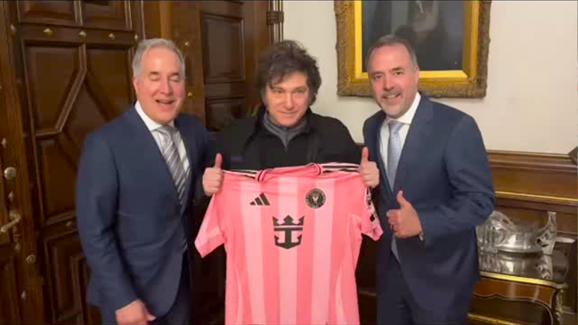 Dueños de Inter Miami le regalaron a Javier Milei una camiseta firmada por Lionel Messi