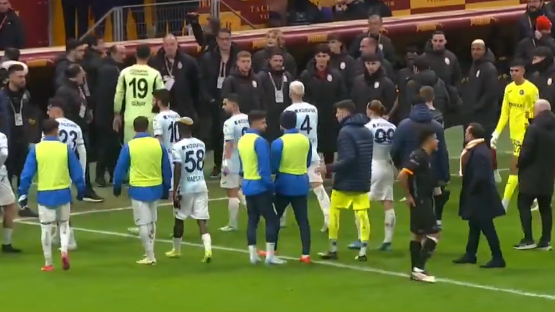 [VIDEO] Adana Demirspor se retiró de la cancha ante Galatasaray tras un polémico penal en contra
