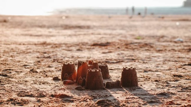 Cartagena: Con retroexcavadora rescatan a niño enterrado en la playa