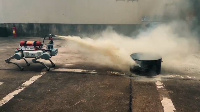 Bomberos del centro de China suman a su equipo de rescate un 