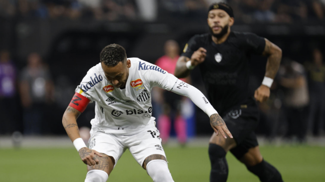 Neymar sufrió su primera derrota con Santos ante el Corinthians de Memphis Depay