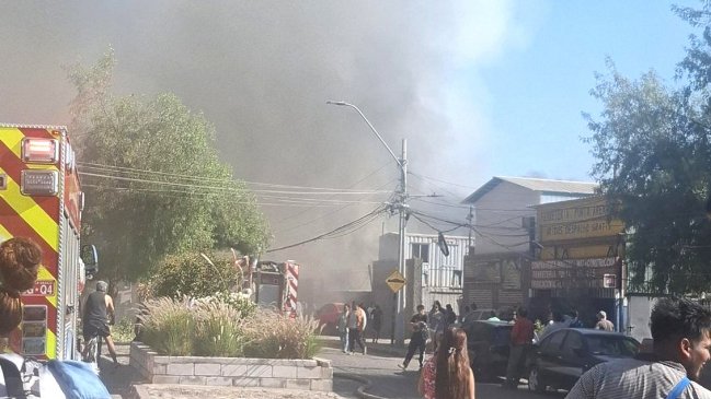 La Florida: Incendio afectó a 10 casas y dejó unos 50 damnificados