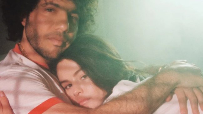 Selena Gomez y Benny Blanco anuncian romántico disco conjunto