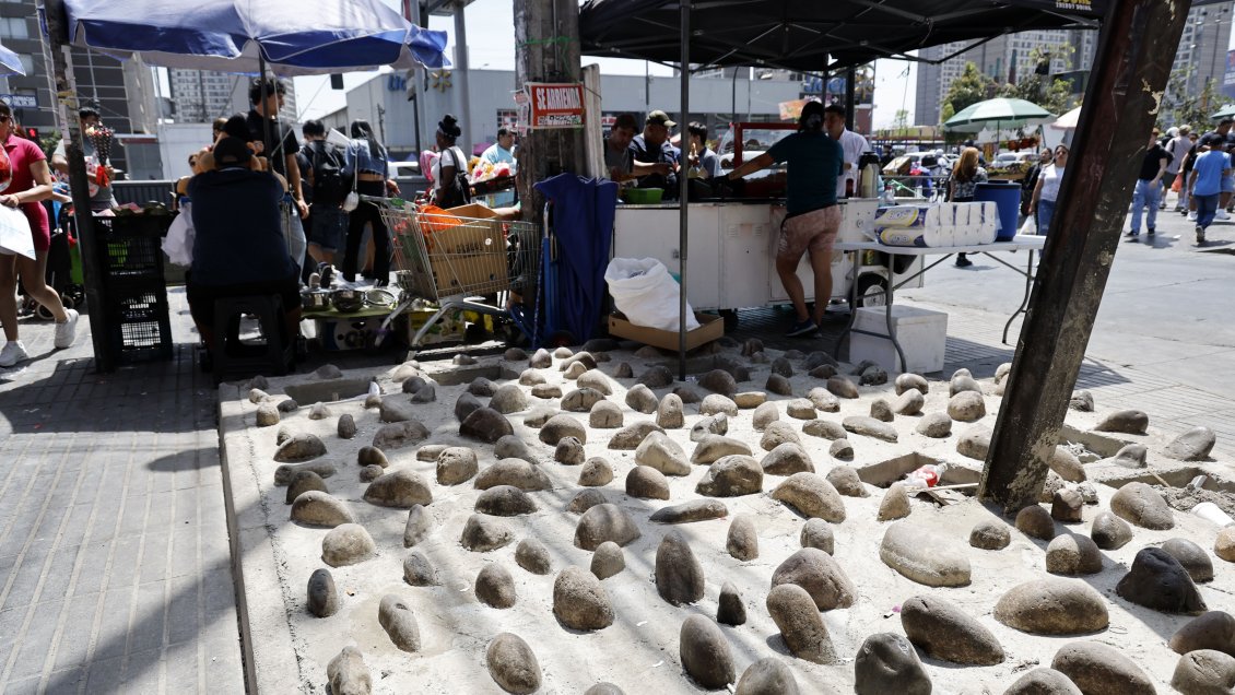 Pese a instalación de piedras en Estación Central, el comercio ambulante volvió a asentarse