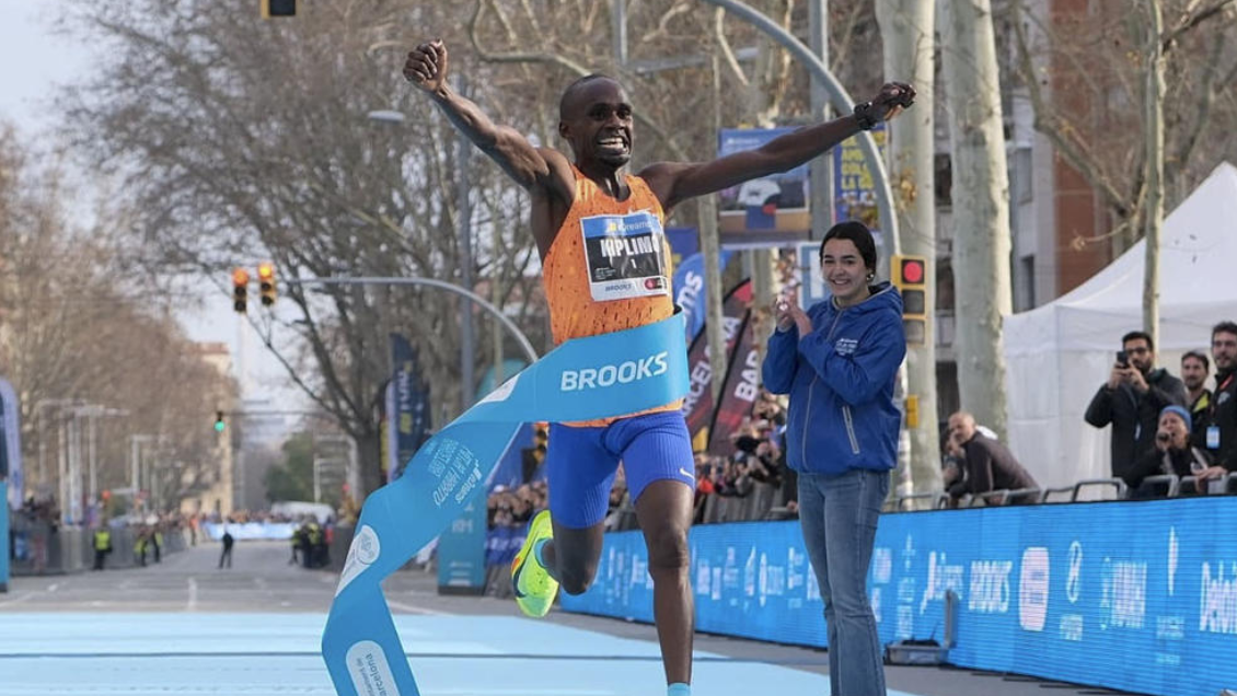 Ugandés Jacob Kiplimo batió récord mundial en el Medio Maratón de Barcelona