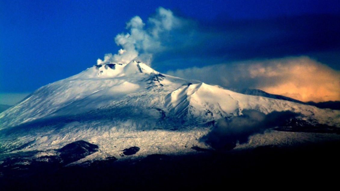 Intensa actividad eruptiva del volcán Etna complica el tráfico aéreo