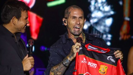   Vocalista de Ke Personajes posó con la camiseta de Rangers de Talca 