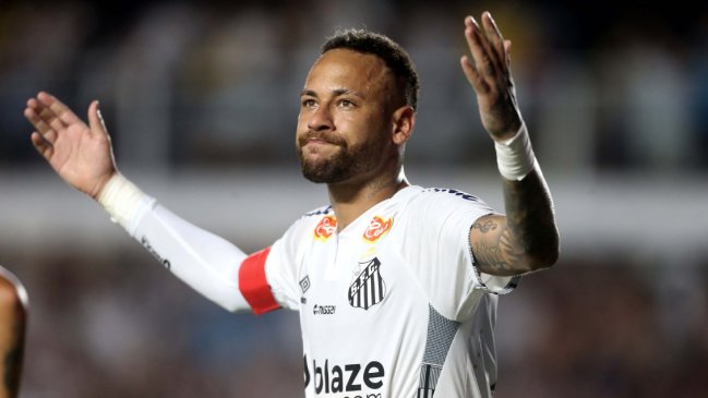 Neymar y otras estrellas del fútbol brasileño se pronunciaron contra el césped sintético
