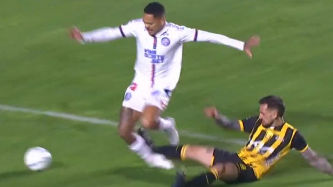 [VIDEO] Jugador de The Strongest fue expulsado por impactante planchazo en la Libertadores