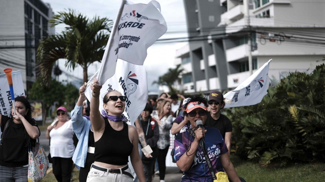 [Fotos] Mujeres se manifestaron en Costa Rica contra la violencia de ...