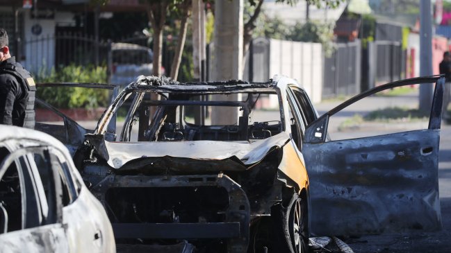 Dos autos se incendiaron en plena vía pública en Puente Alto