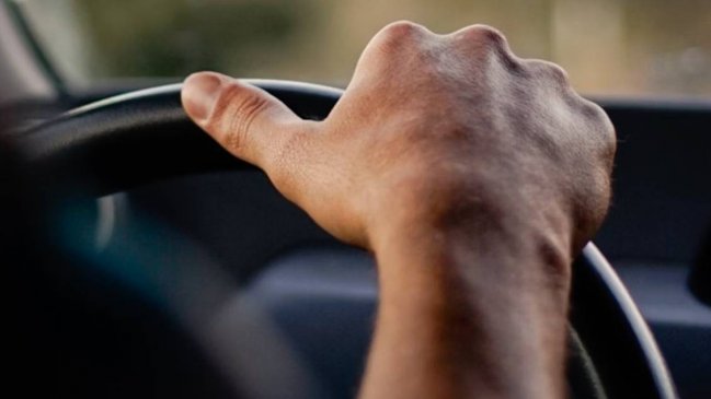 Vehículo con encargo por robo chocó a otro auto y un semáforo en La Florida