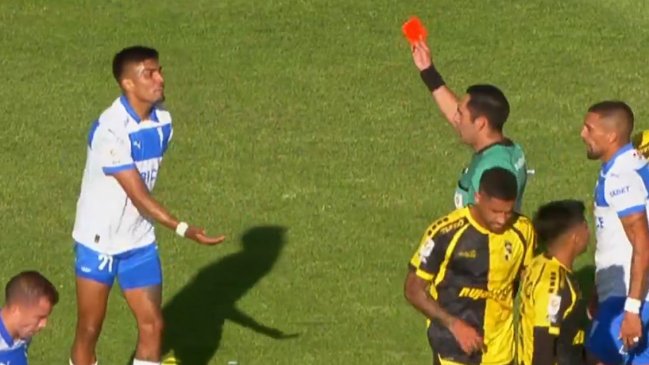 [VIDEO] La UC quedó con 10: Así fue la expulsión de Dylan Escobar
