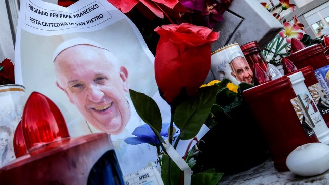 El papa sigue en estado crítico y presenta una insuficiencia renal leve