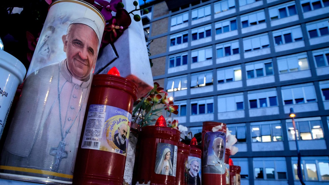 El papa pasó una buena noche y está descansando, pero sigue 