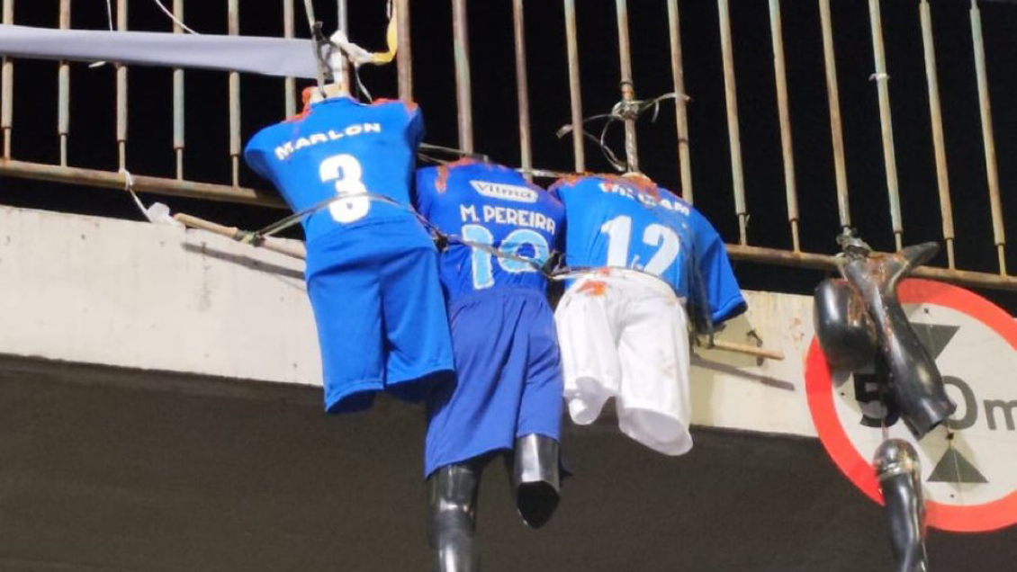 Cruzeiro denunció amenazas a tres jugadores con muñecos sin cabeza colgados en un puente
