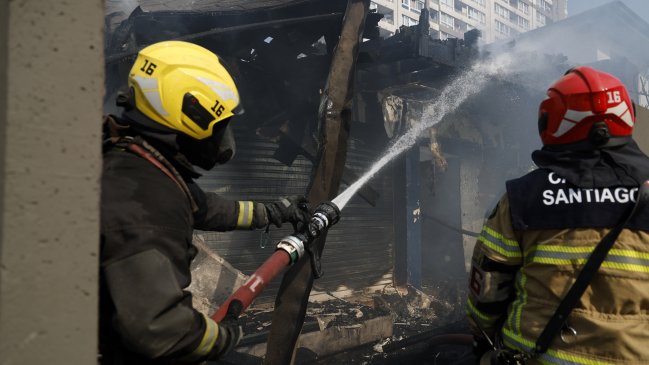 Incendio afecta bodega con baterías de litio en Club de Golf de Vitacura