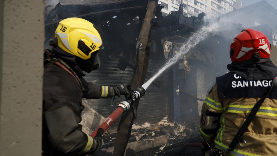 Incendio afecta bodega con baterías de litio en Club de Golf de Vitacura