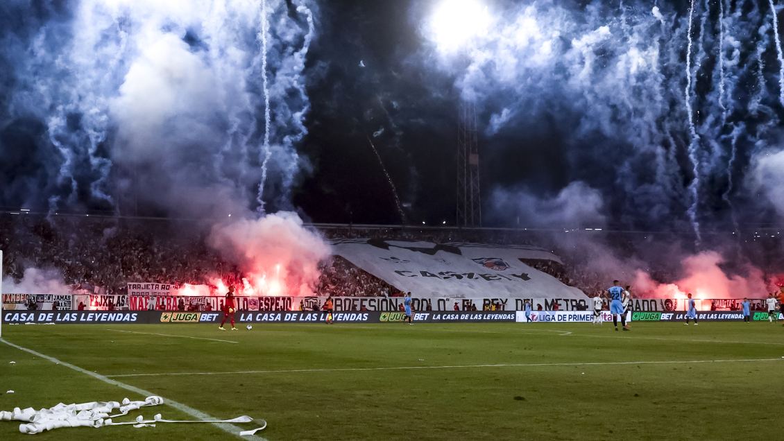 La emocionada reacción de Carlos Caszely por homenaje de hinchas de Colo Colo
