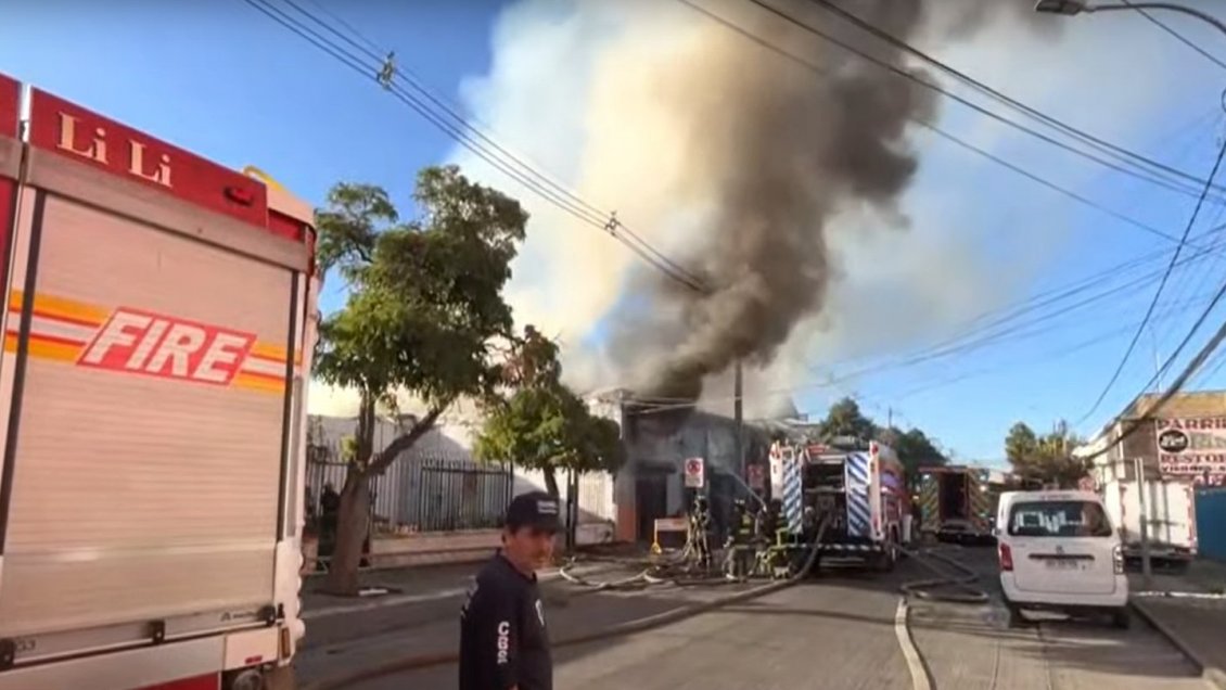 Bomberos controló incendio que afecta a locales en San Bernardo