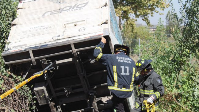Dos personas quedaron atrapadas en camión que cayó al Canal San Carlos