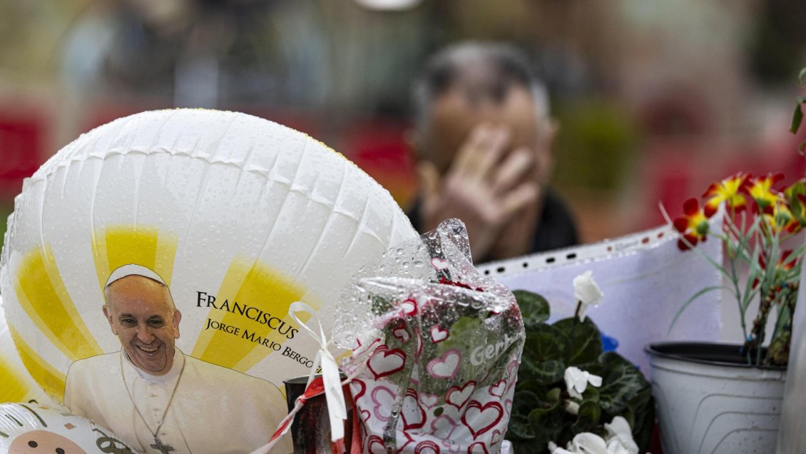 Papa Francisco sale de la fase crítica tras 14 días hospitalizado
