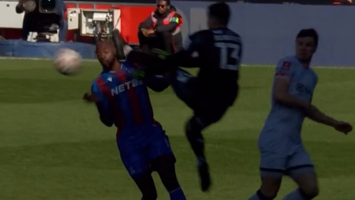 [VIDEO] ¡Directo en la cara! La brutal patada del arquero de Millwall en FA Cup