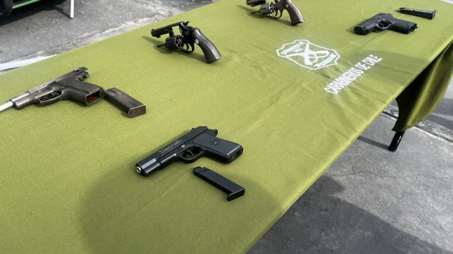 Una mujer y cuatro adolescentes fueron sorprendidos con armas, municiones y drogas en Iquique