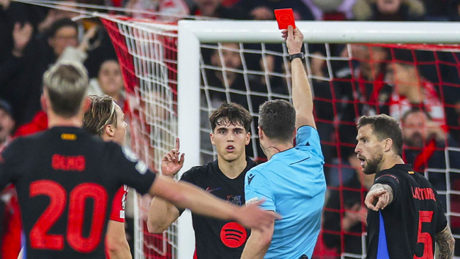 [VIDEO] Cubarsí vio la roja y dejó con uno menos a FC Barcelona ante Benfica