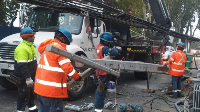 Camión evitó choque con motociclista, pero impactó un poste y dejó sin luz a vecinos