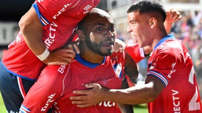 Eduardo Vargas entró desde el banco en la victoria de Nacional ante Racing Club Montevideo