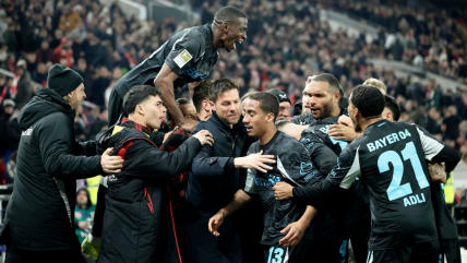   Bayer Leverkusen remontó en la agonía ante Stuttgart y sigue en la lucha por el título 