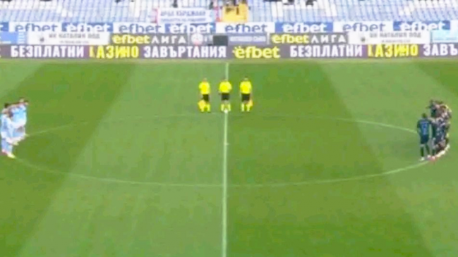 [VIDEO] Club rindió minuto de silencio a exfutbolista que sigue con vida