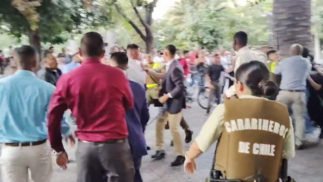 Grupo evangélico se enfrentó a combos con Carabineros en plena Plaza de Armas