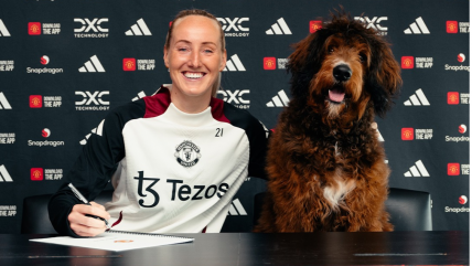   Jugadora de Manchester United firmó la renovación de su contrato junto a su perro 