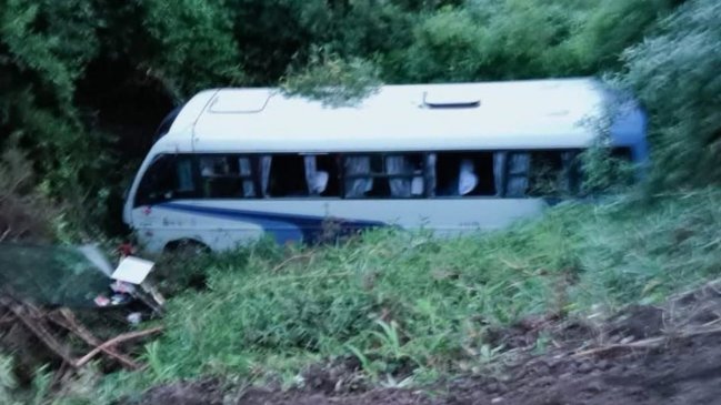 Bus con 26 pasajeros desbarrancó en Cochamó: Conductor tenía licencia vencida