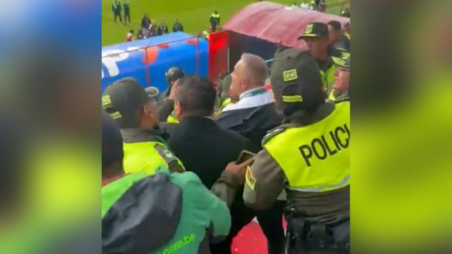 [VIDEO] Presidente de la Federación Boliviana tuvo un altercado con un hincha tras duelo con Uruguay