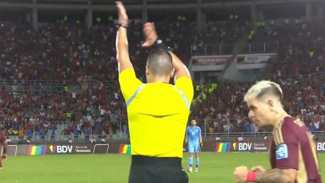 [VIDEO] Cristián Garay anuló gol de Bryan Reyna para Perú ante Venezuela