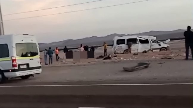 Accidente entre camión y minibús de trabajadores dejó tres fallecidos