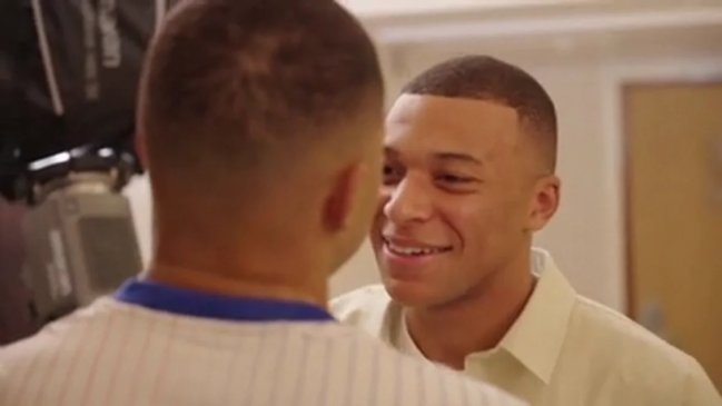 [VIDEO] Son iguales: La reacción de Mbappé al conocer su estatua de cera