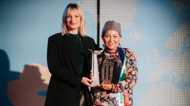 Elisa Loncon recibió premio a la diversidad cultural en Bruselas