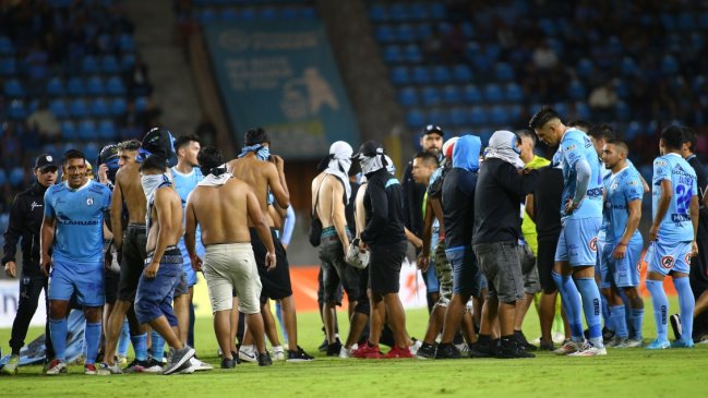 Dura sanción: Tribunal notificó castigo a Deportes Iquique por invasión de hinchas